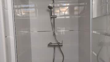 Douche, sèche-cheveux, serviettes fournies, papier toilette