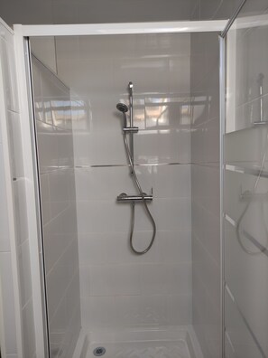 Dusche, Haartrockner, Handtücher, Toilettenpapier