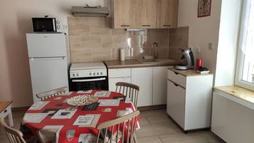 Jääkaappi, mikroaaltouuni, uuni, liesi