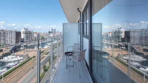 A balcony with a view of a marina and cityscape. - Apartment in Ostend Near Marina & Park (Ostend)