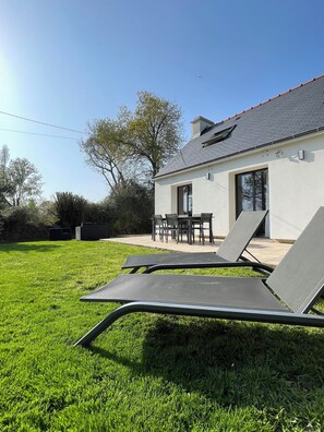 Outdoor dining - New! Ty Cosquer. Vacation home near the beach (Fouesnant)