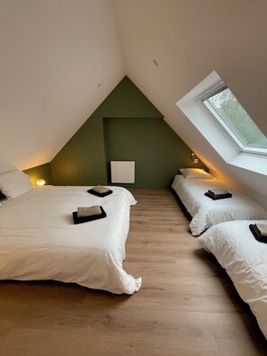 3 bedrooms, iron/ironing board, WiFi, bed sheets