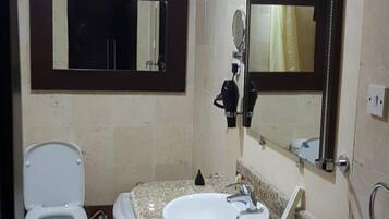 Quarto luxo, sacada, vista para a cidade | Banheiro | Produtos de toalete grátis, secador de cabelo, toalhas de banho