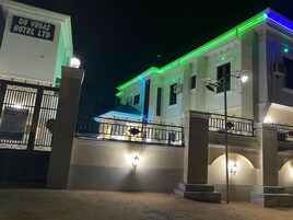 Fachada de la propiedad por la tarde o noche