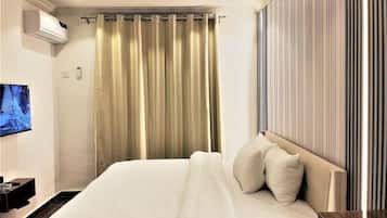 Quarto luxo, sacada, vista para a cidade | Escrivaninha, espaço de trabalho para notebook, Wi-Fi de cortesia