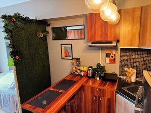 Kühlschrank, Mikrowelle, Wasserkocher mit Kaffee-/Teezubehör
