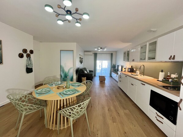 冰箱、微波炉、烤箱、炉灶