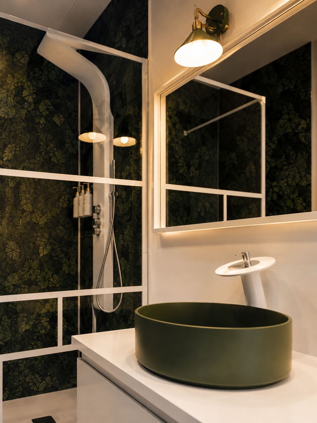 Douche, articles de toilette écologiques, sèche-cheveux