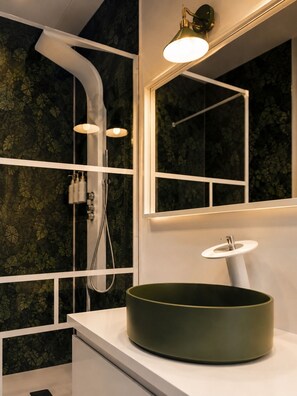 Shower, eco-friendly toiletries, hair dryer, towels - Rêve d’Évasion — Escape Between Montpellier & the Sea (Lattes)