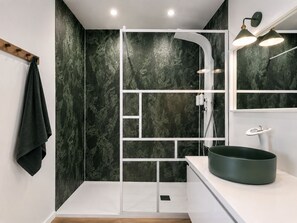 Een douche, milieuvriendelijk toiletgerief, een haardroger, handdoeken