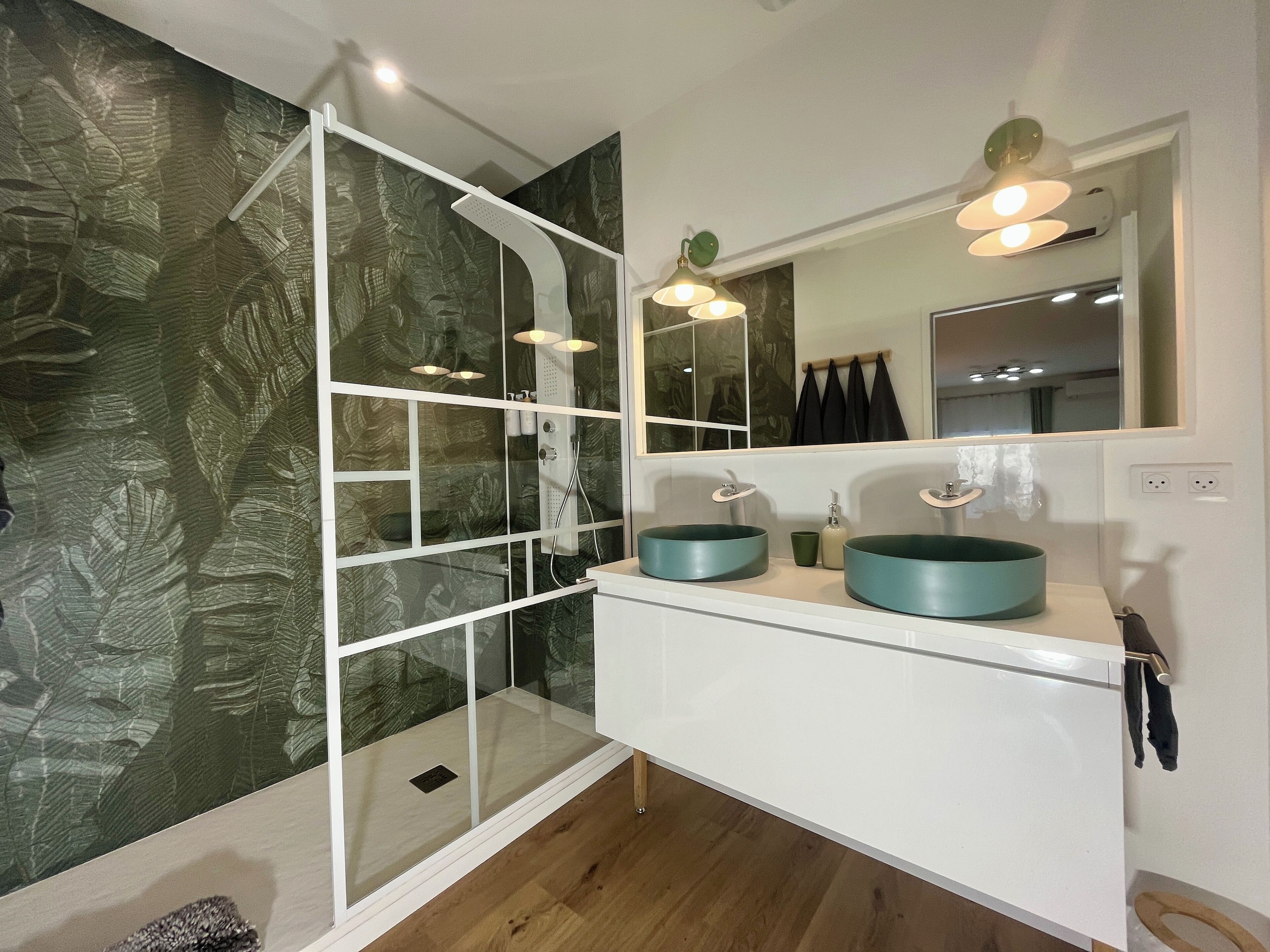 Douche, articles de toilette écologiques, sèche-cheveux