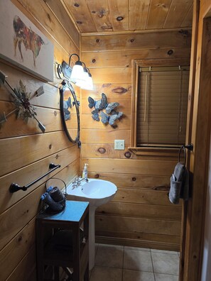 Een douche, een haardroger, handdoeken, toiletpapier