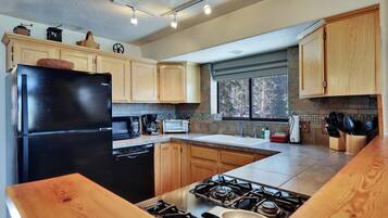 Kylskåp, mikrovågsugn, ugn och spishäll