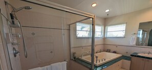 Douche, baignoire à jets, serviettes fournies