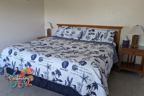 2 bedrooms, desk, iron/ironing board, WiFi - Galt Island Escape ✨ Family-Friendly waterfront 2BR/2BA with Pool & Boat Lift (Saint James City)