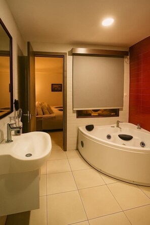 Chambre Exécutive | Salle de bain | Baignoire et douche séparées, baignoire d'eau douce