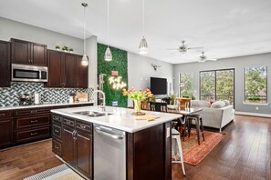 Fridge, microwave, oven, stovetop - New - Houston Inspired Home (Houston)