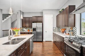 Køleskab, mikrobølgeovn, ovn, kogeplade