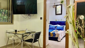 1 dormitorio, tabla de planchar con plancha, wifi y ropa de cama