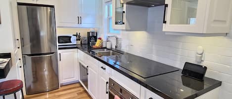 Frigorifero, microonde, forno, piano cottura