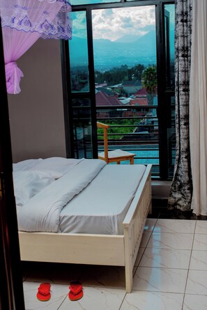 Deluxe tweepersoonskamer, balkon, uitzicht op park | Woonruimte