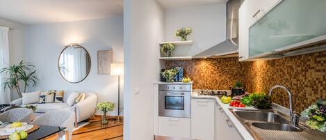 Kühlschrank, Mikrowelle, Ofen, Geschirrspüler