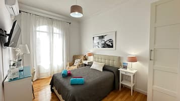 Comfort tweepersoonskamer, gemeenschappelijke badkamer | Een bureau, een strijkplank/strijkijzer, gratis wifi