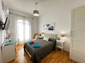 Comfort Double Room, Shared Bathroom | Desk, iron/ironing board, free WiFi - Rooms Tetuan (Barcelona)