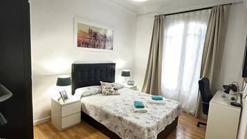 Standaard tweepersoonskamer, gemeenschappelijke badkamer | Een bureau, een strijkplank/strijkijzer, gratis wifi