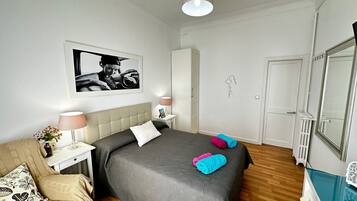 Comfort tweepersoonskamer, gemeenschappelijke badkamer | Een bureau, een strijkplank/strijkijzer, gratis wifi