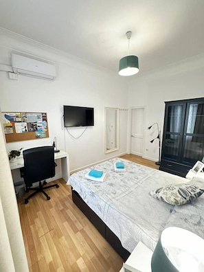Chambre Double Standard, salle de bains commune | Bureau, fer et planche Ă repasser, Wi-Fi gratuit