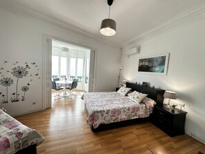 Quadruple Room, Shared Bathroom | Desk, iron/ironing board, free WiFi - Rooms Tetuan (Barcelona)