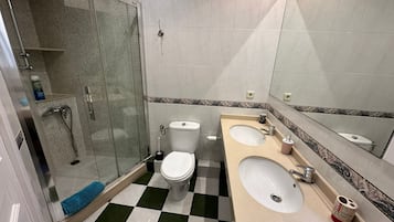 Escritorio, tabla de planchar con plancha, wifi gratis