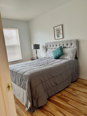 3 bedrooms, iron/ironing board, WiFi, bed sheets - Spacious and luxurious 3 bed/1.5 bath townhome with free parking, sleeps 6 (Middletown)