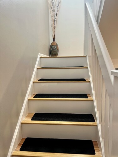 Spacious and luxurious 3 bed/1.5 bath townhome with free parking, sleeps 6