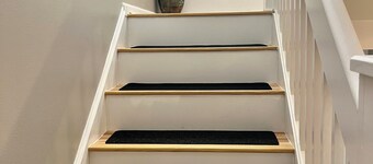 Spacious and luxurious 3 bed/1.5 bath townhome with free parking, sleeps 6