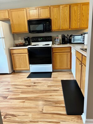 Micro-ondes, four, plaque de cuisson, lave-vaisselle