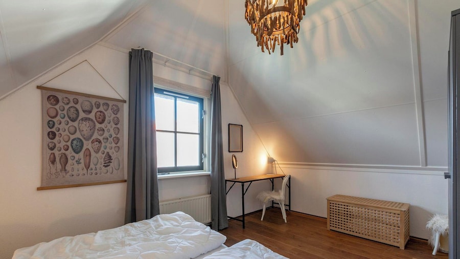 Cozy Seaside Villa for 6 Guests