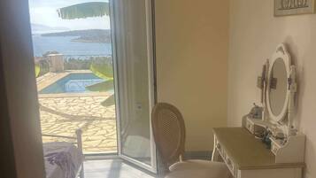 3 bedrooms, iron/ironing board, travel crib, free WiFi