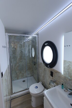 Douche, savon, shampoing, papier toilette