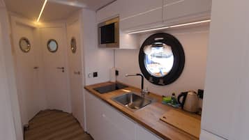 Fridge, stovetop, dishwasher, coffee/tea maker