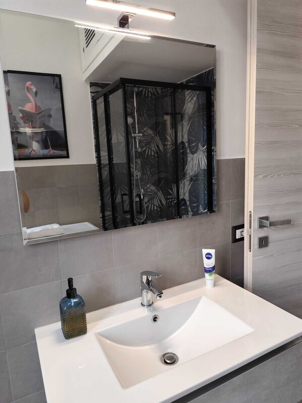 Douche, sèche-cheveux, bidet, serviettes fournies