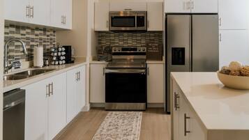 Een koelkast, een microgolfoven, een oven, een kookplaat