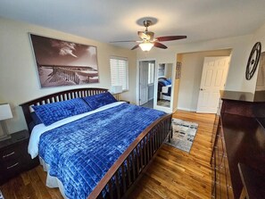 3 bedrooms, desk, iron/ironing board, travel cot - Colorado Bungalow with Backyard Retreat (Denver)