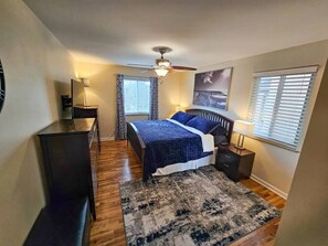 3 slaapkamers, een bureau, een strijkplank/strijkijzer, reisbedje