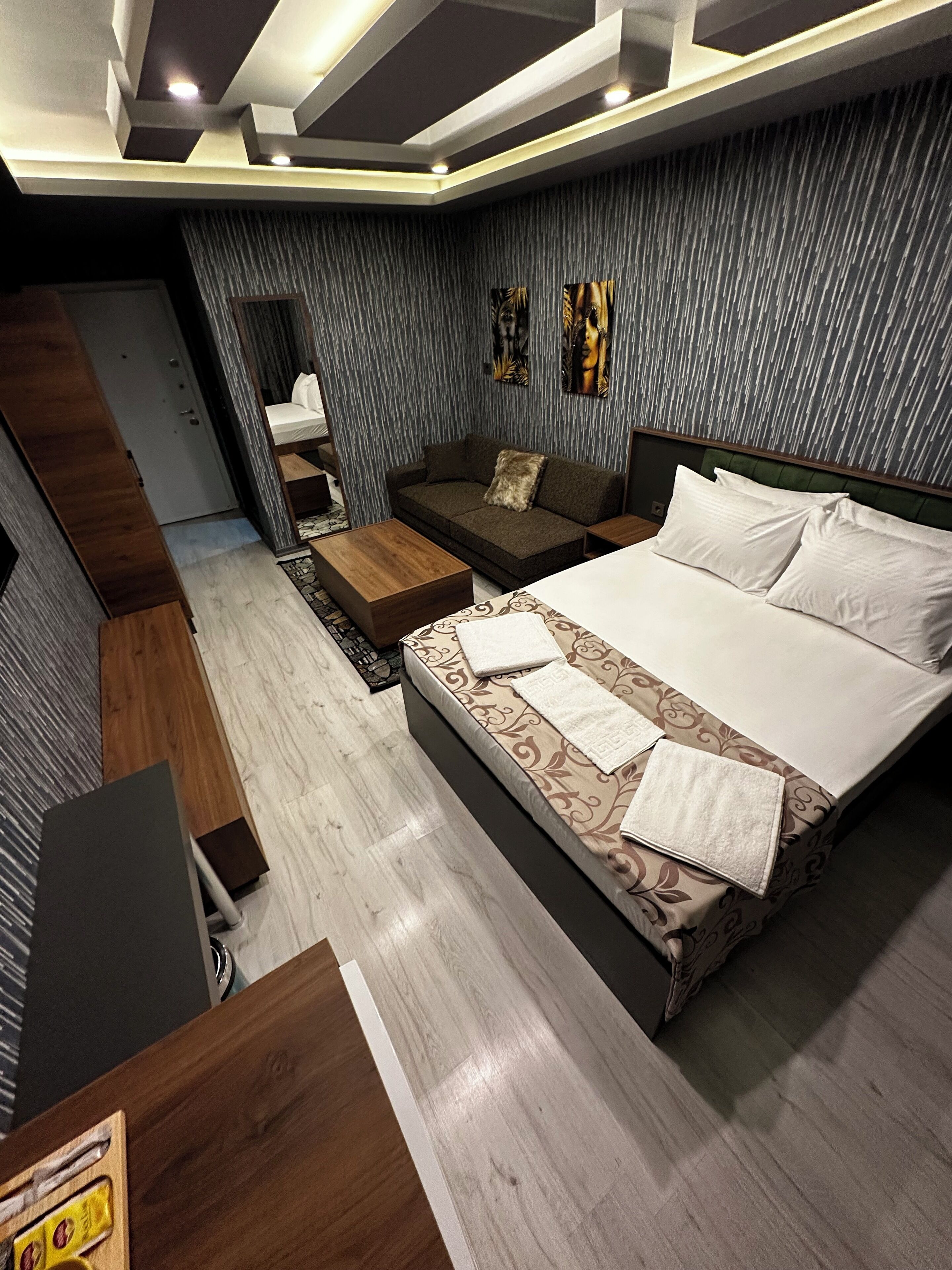 Classic-Zimmer | Schreibtisch, laptopgeeigneter Arbeitsplatz, schallisolierte Zimmer