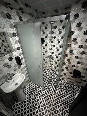 Chambre Classique | Salle de bain | Sèche-cheveux, peignoirs, chaussons, serviettes fournies