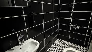 Kamar Klasik | Kamar mandi | Pengering rambut, jubah mandi, sandal, dan handuk