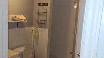 Serviettes fournies, papier toilette