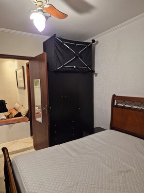 1 habitación, tabla de planchar con plancha, wifi gratis y ropa de cama 